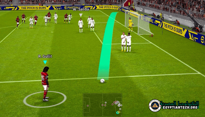 فن لعبة PES 2025 يعرض أسلوب لعب كرة قدم مكثف مع لاعبين يتنافسون على ملعب حيوي